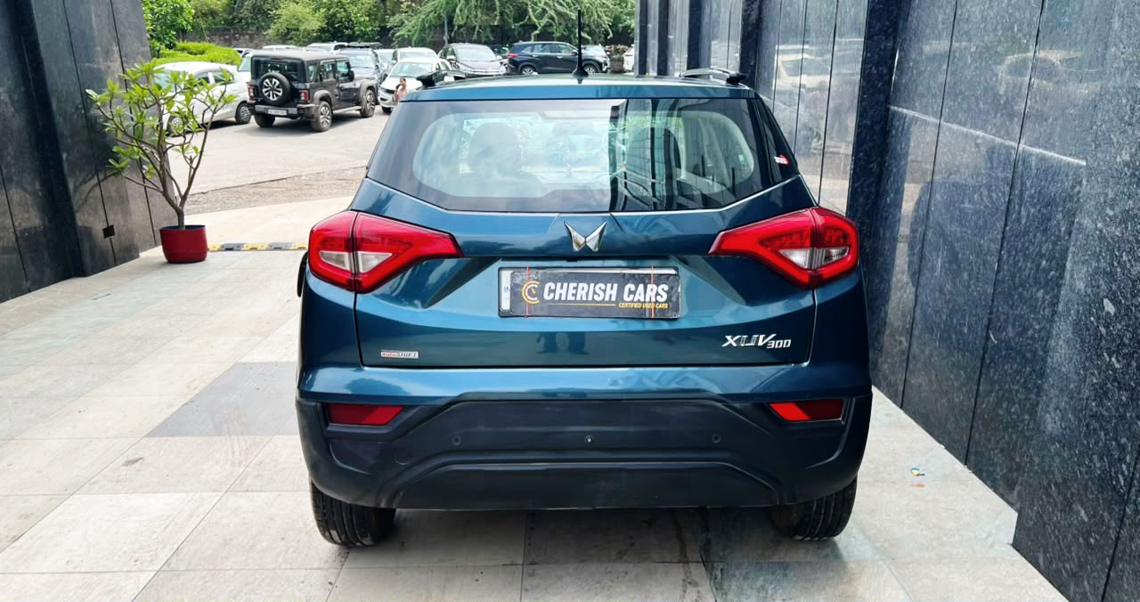 MAHINDRA XUV 300 - W6 AS SUNROOF AUTOMATIC - 2023