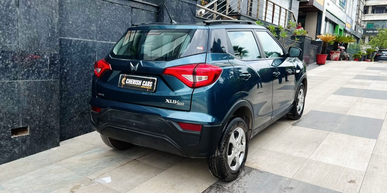 MAHINDRA XUV 300 - W6 AS SUNROOF AUTOMATIC - 2023