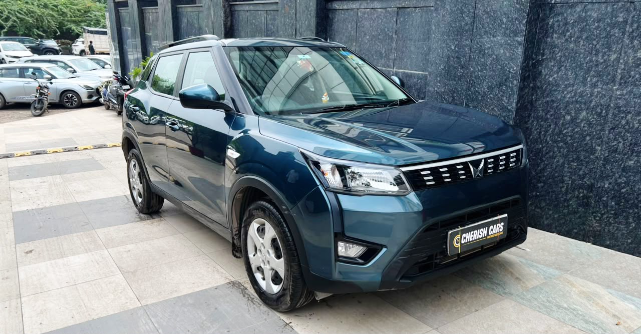 MAHINDRA XUV 300 - W6 AS SUNROOF AUTOMATIC - 2023
