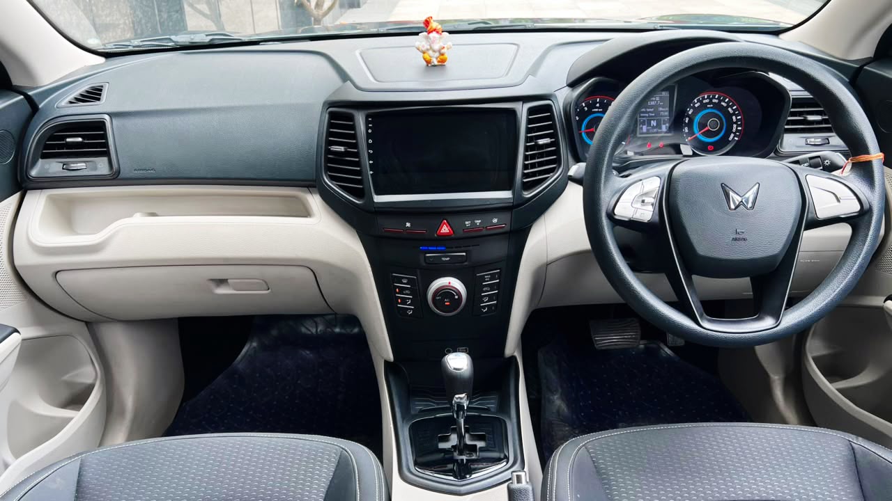 MAHINDRA XUV 300 - W6 AS SUNROOF AUTOMATIC - 2023