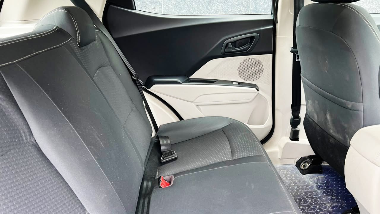 MAHINDRA XUV 300 - W6 AS SUNROOF AUTOMATIC - 2023