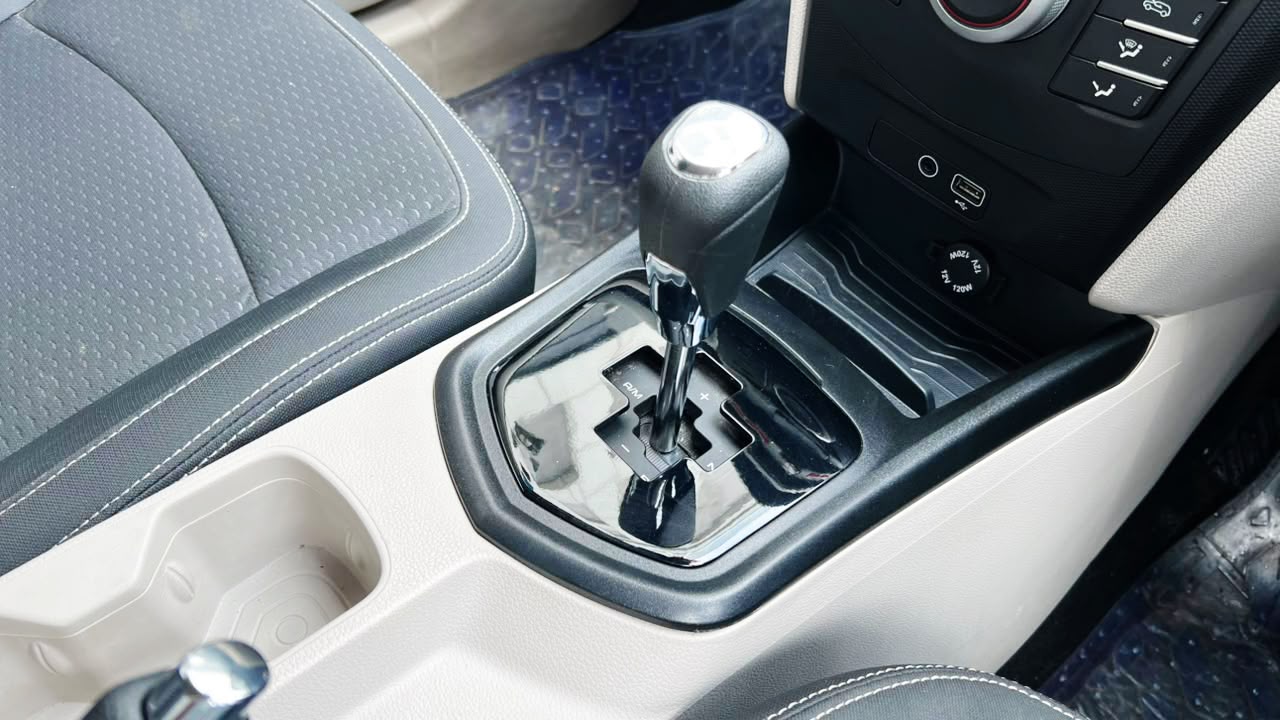 MAHINDRA XUV 300 - W6 AS SUNROOF AUTOMATIC - 2023