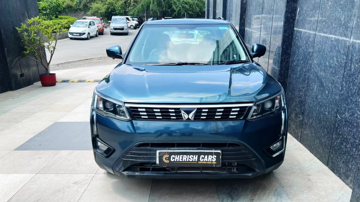 MAHINDRA XUV 300 - W6 AS - SUNROOF - AUTOMATIC 2023
