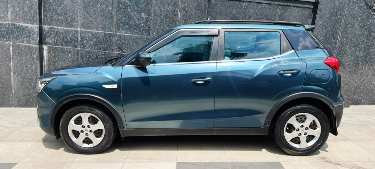 MAHINDRA XUV 300 - W6 AS - SUNROOF - AUTOMATIC 2023