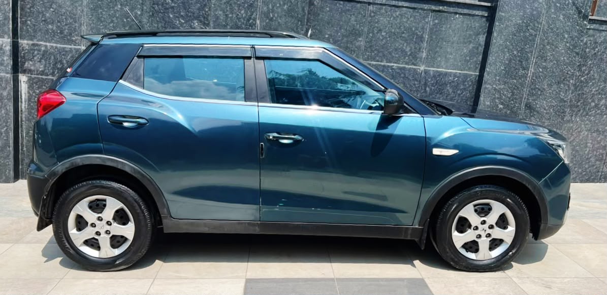 MAHINDRA XUV 300 - W6 AS - SUNROOF - AUTOMATIC 2023
