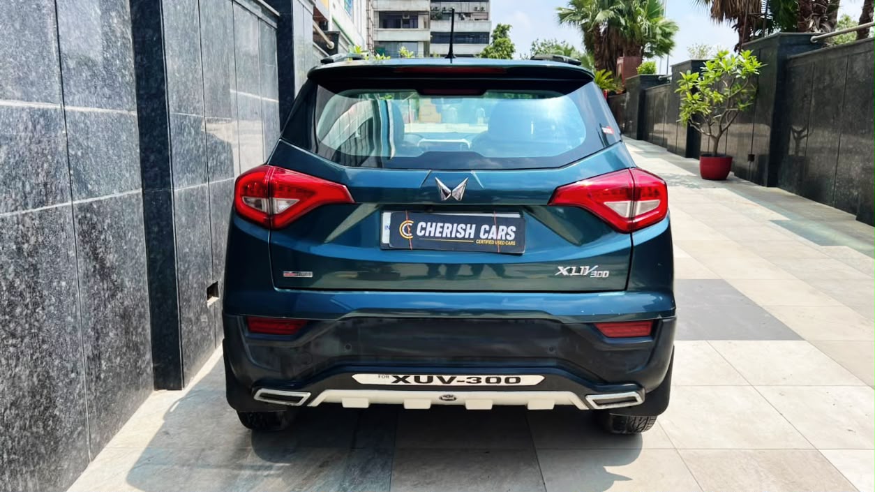 MAHINDRA XUV 300 - W6 AS - SUNROOF - AUTOMATIC 2023