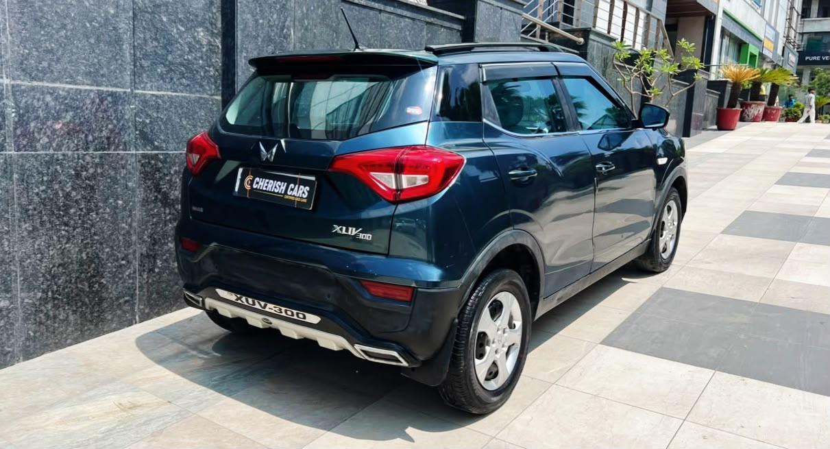 MAHINDRA XUV 300 - W6 AS - SUNROOF - AUTOMATIC 2023