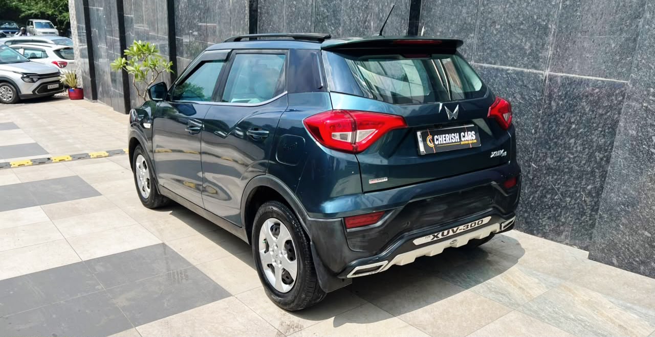 MAHINDRA XUV 300 - W6 AS - SUNROOF - AUTOMATIC 2023