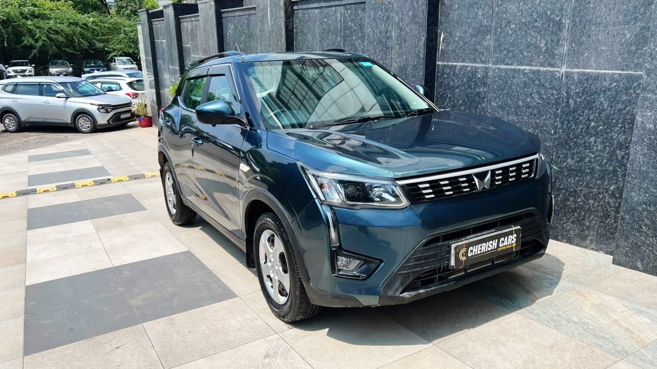 MAHINDRA XUV 300 - W6 AS - SUNROOF - AUTOMATIC 2023