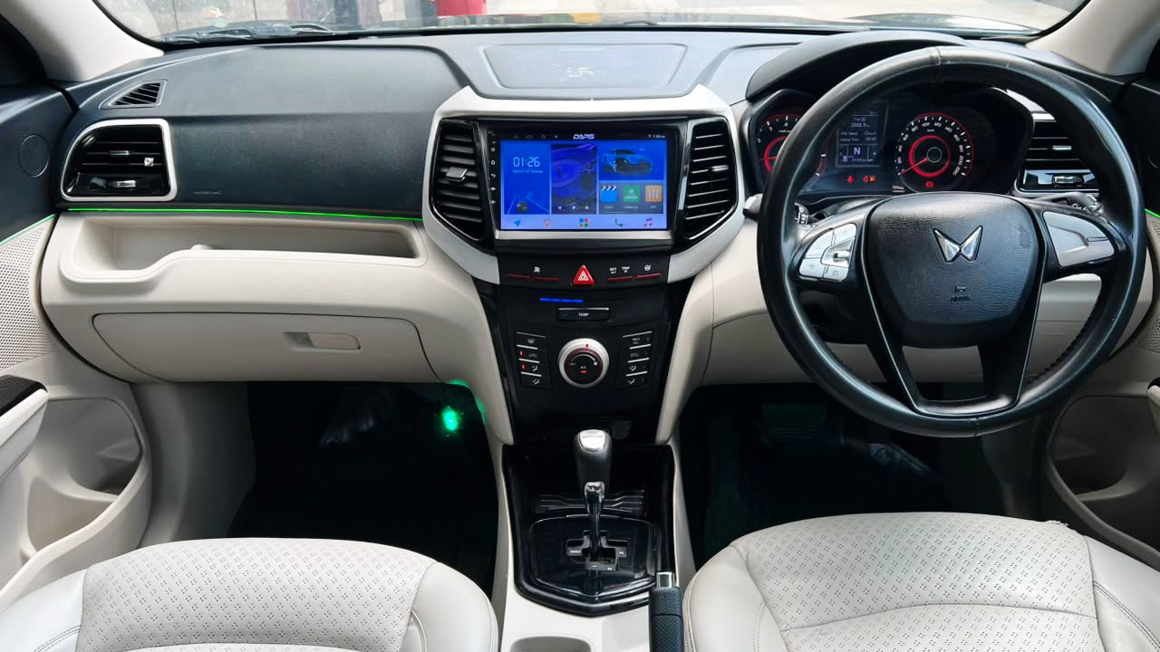 MAHINDRA XUV 300 - W6 AS - SUNROOF - AUTOMATIC 2023