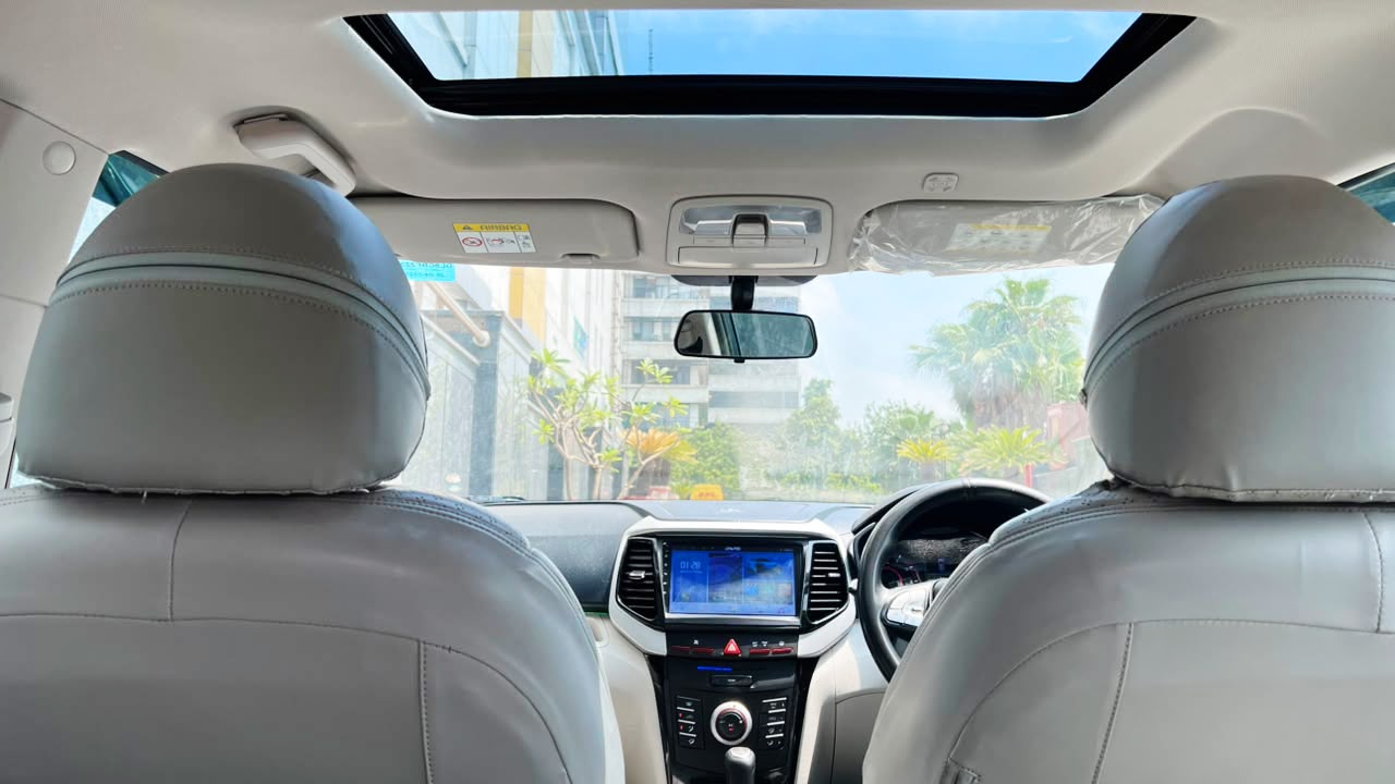 MAHINDRA XUV 300 - W6 AS - SUNROOF - AUTOMATIC 2023