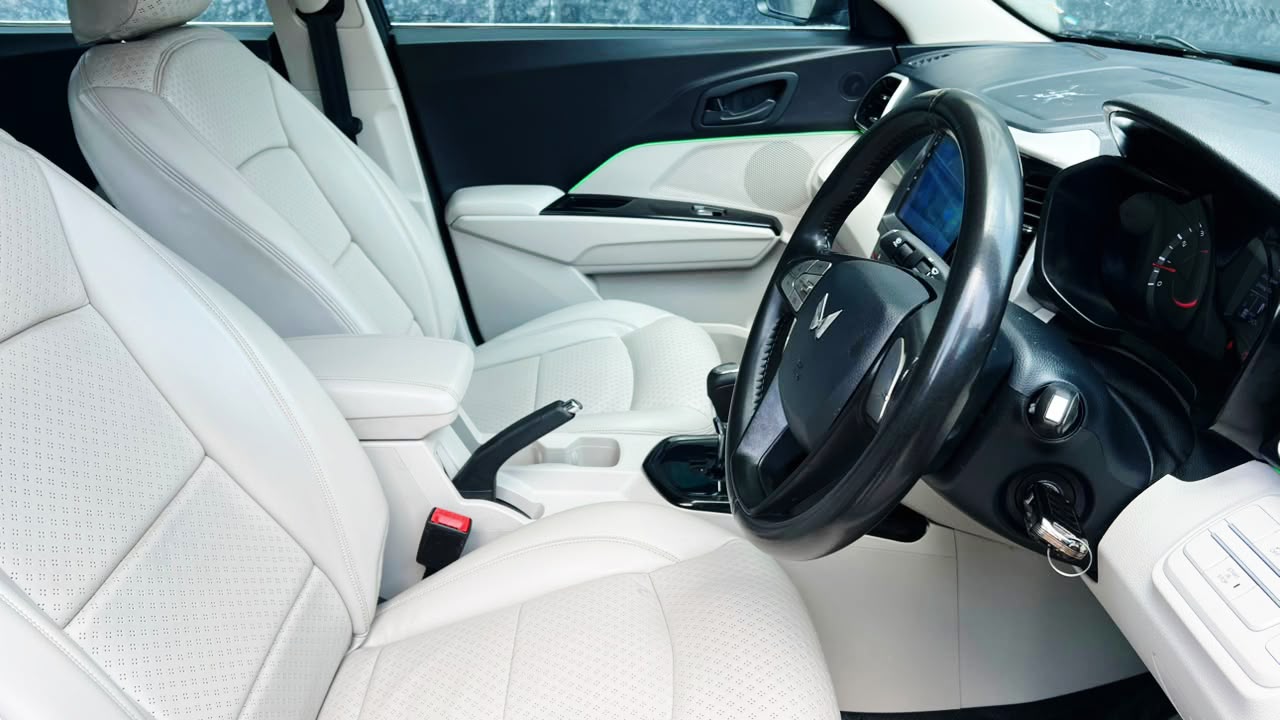 MAHINDRA XUV 300 - W6 AS - SUNROOF - AUTOMATIC 2023