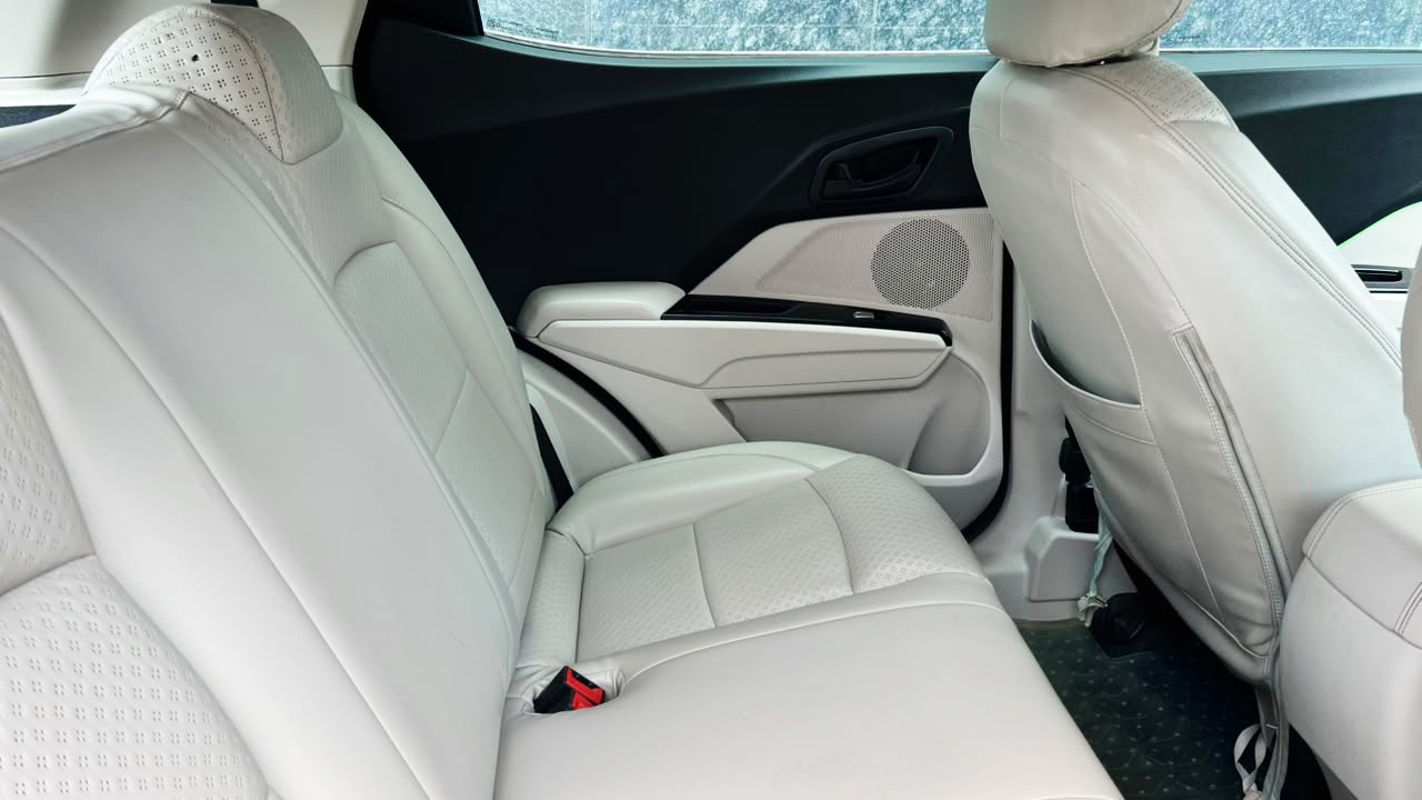 MAHINDRA XUV 300 - W6 AS - SUNROOF - AUTOMATIC 2023