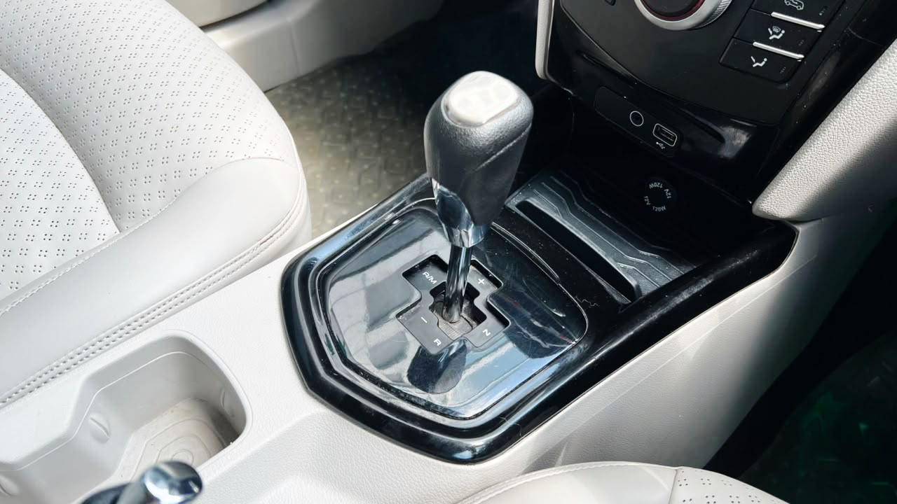MAHINDRA XUV 300 - W6 AS - SUNROOF - AUTOMATIC 2023