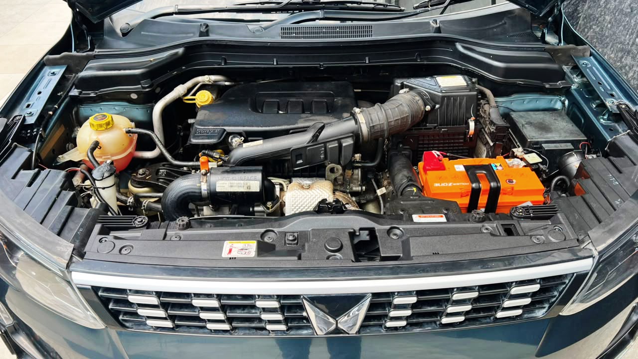 MAHINDRA XUV 300 - W6 AS - SUNROOF - AUTOMATIC 2023