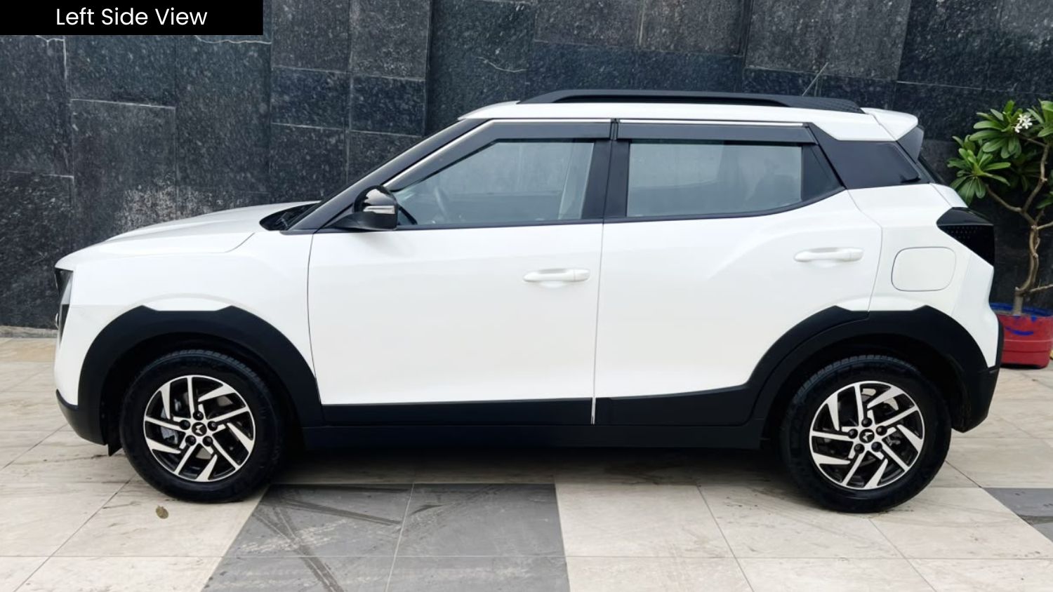 MAHINDRA XUV 3XO - AX5 - SUNROOF - 2024
