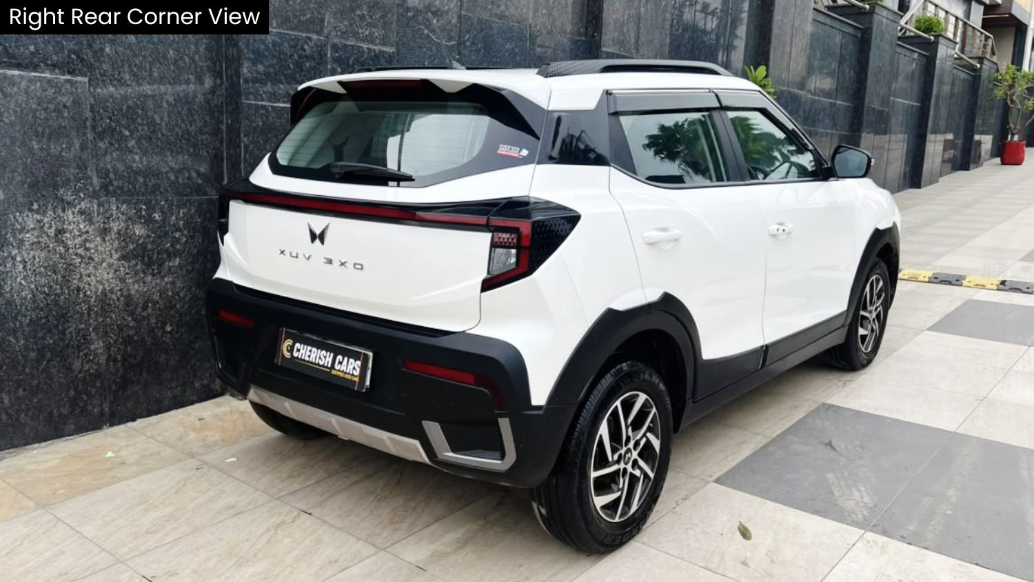 MAHINDRA XUV 3XO - AX5 - SUNROOF - 2024