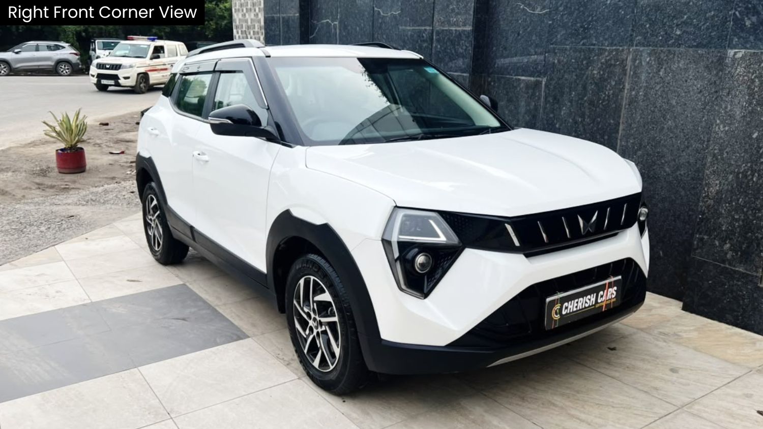MAHINDRA XUV 3XO - AX5 - SUNROOF - 2024