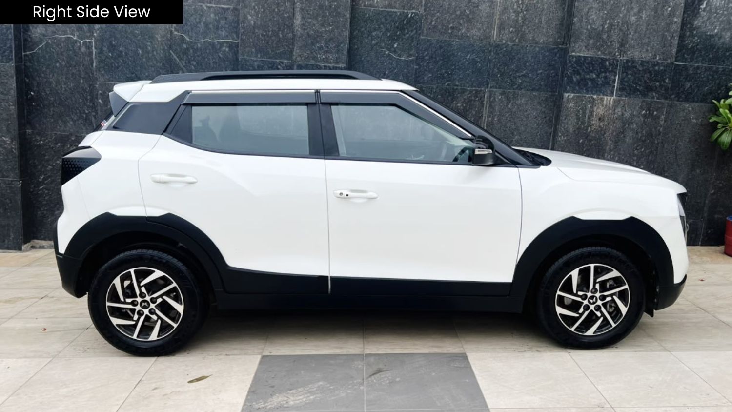 MAHINDRA XUV 3XO - AX5 - SUNROOF - 2024