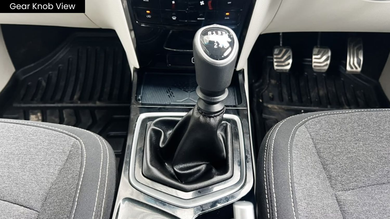 MAHINDRA XUV 3XO - AX5 - SUNROOF - 2024