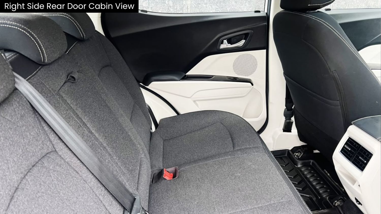 MAHINDRA XUV 3XO - AX5 - SUNROOF - 2024