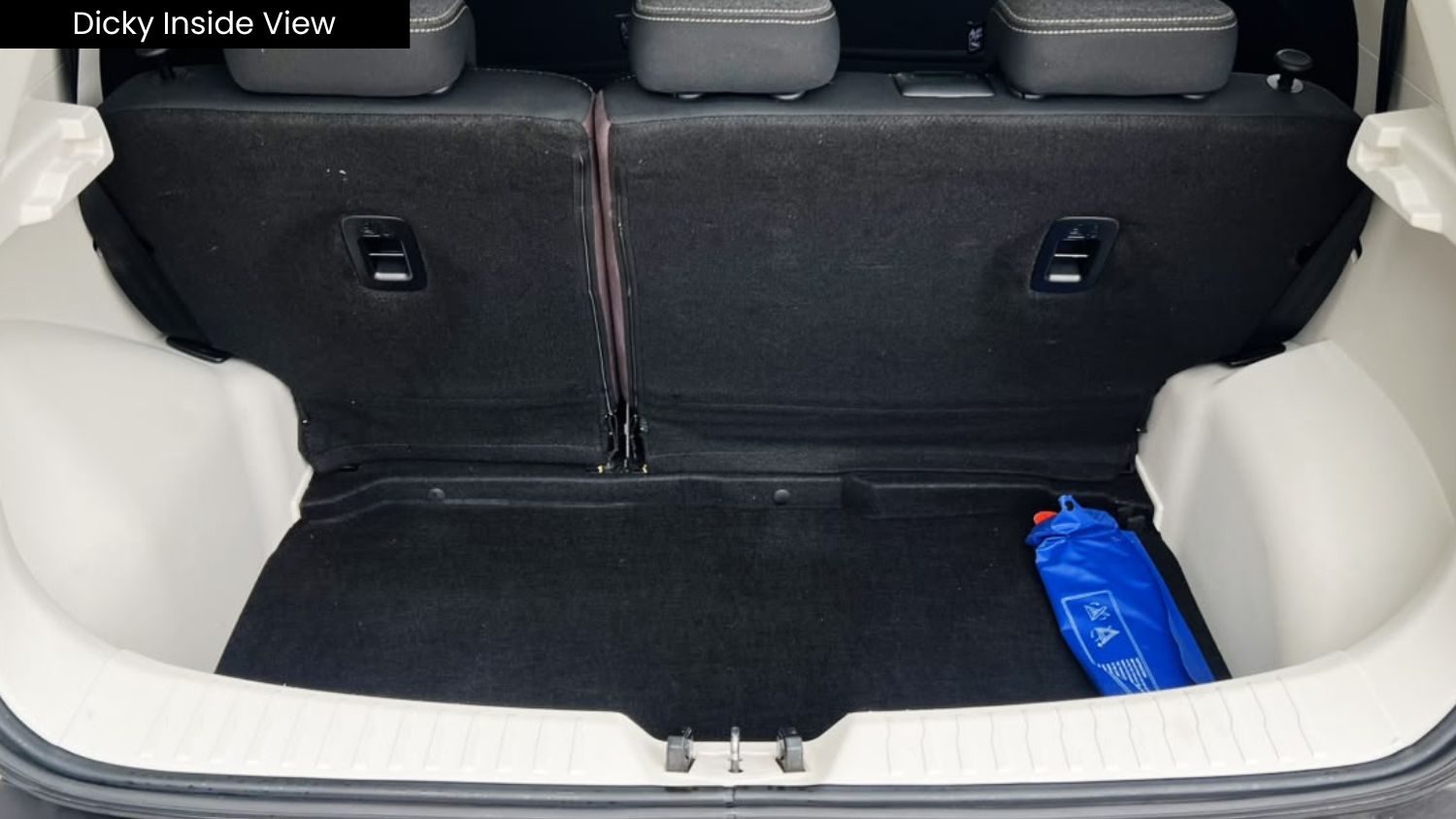 MAHINDRA XUV 3XO - AX5 - SUNROOF - 2024