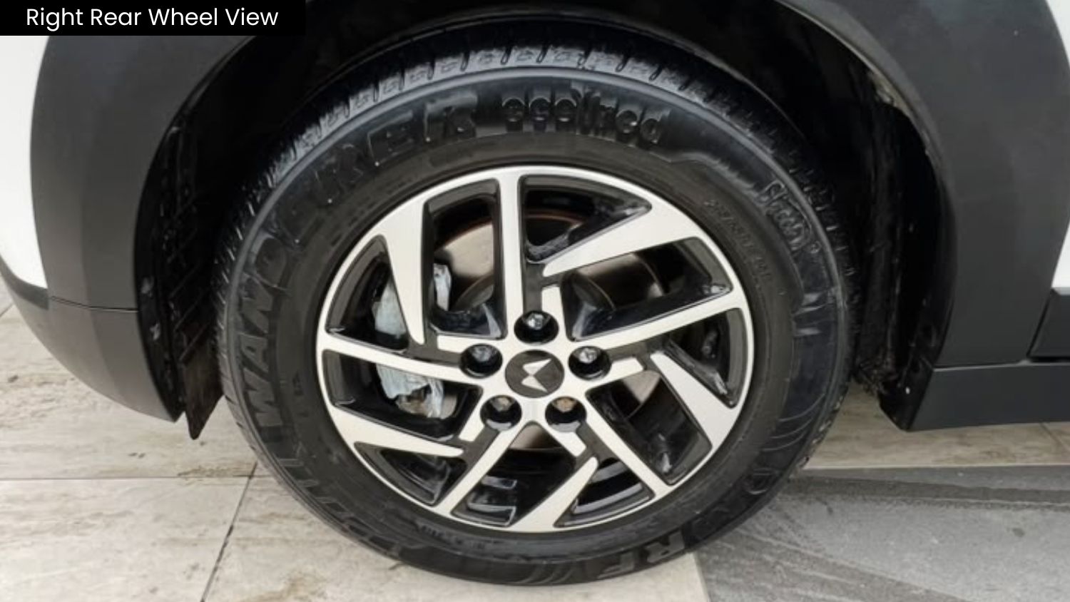 MAHINDRA XUV 3XO - AX5 - SUNROOF - 2024