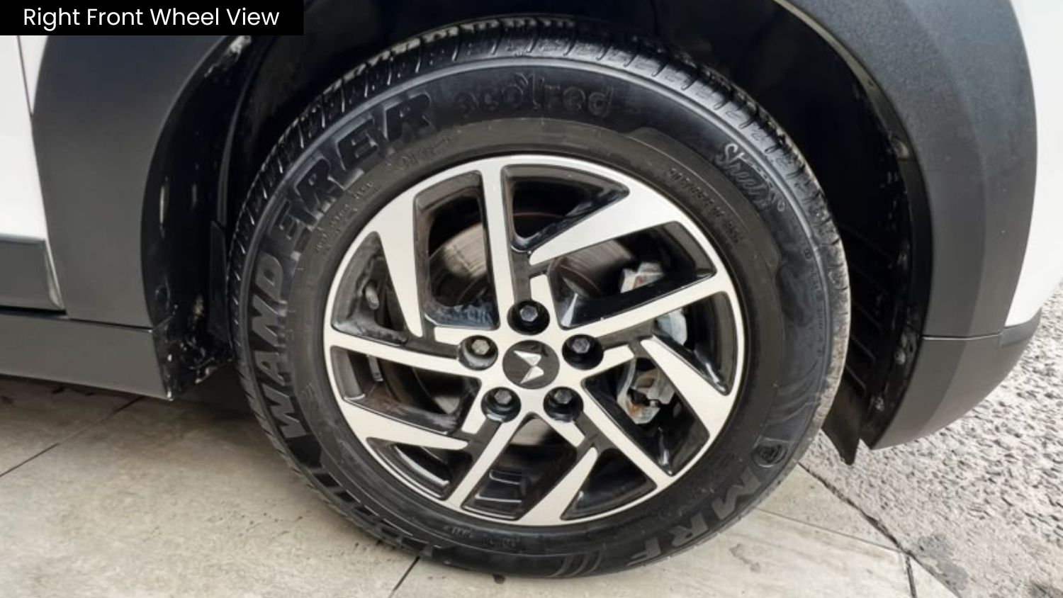 MAHINDRA XUV 3XO - AX5 - SUNROOF - 2024