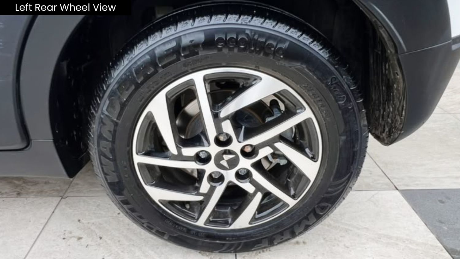 MAHINDRA XUV 3XO - AX5 - SUNROOF - 2024