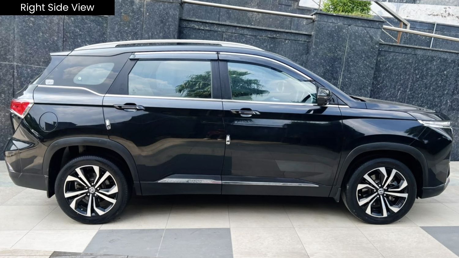 MG HECTOR PLUS - SAVVY PRO CVT – PANAROMIC SUNROOF - AUTOMATIC - 2024