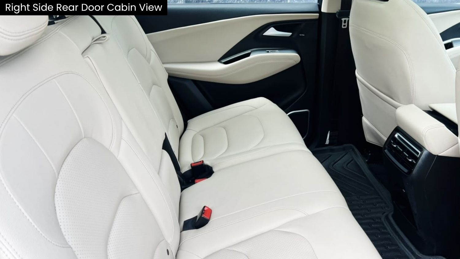 MG HECTOR PLUS - SAVVY PRO CVT – PANAROMIC SUNROOF - AUTOMATIC - 2024