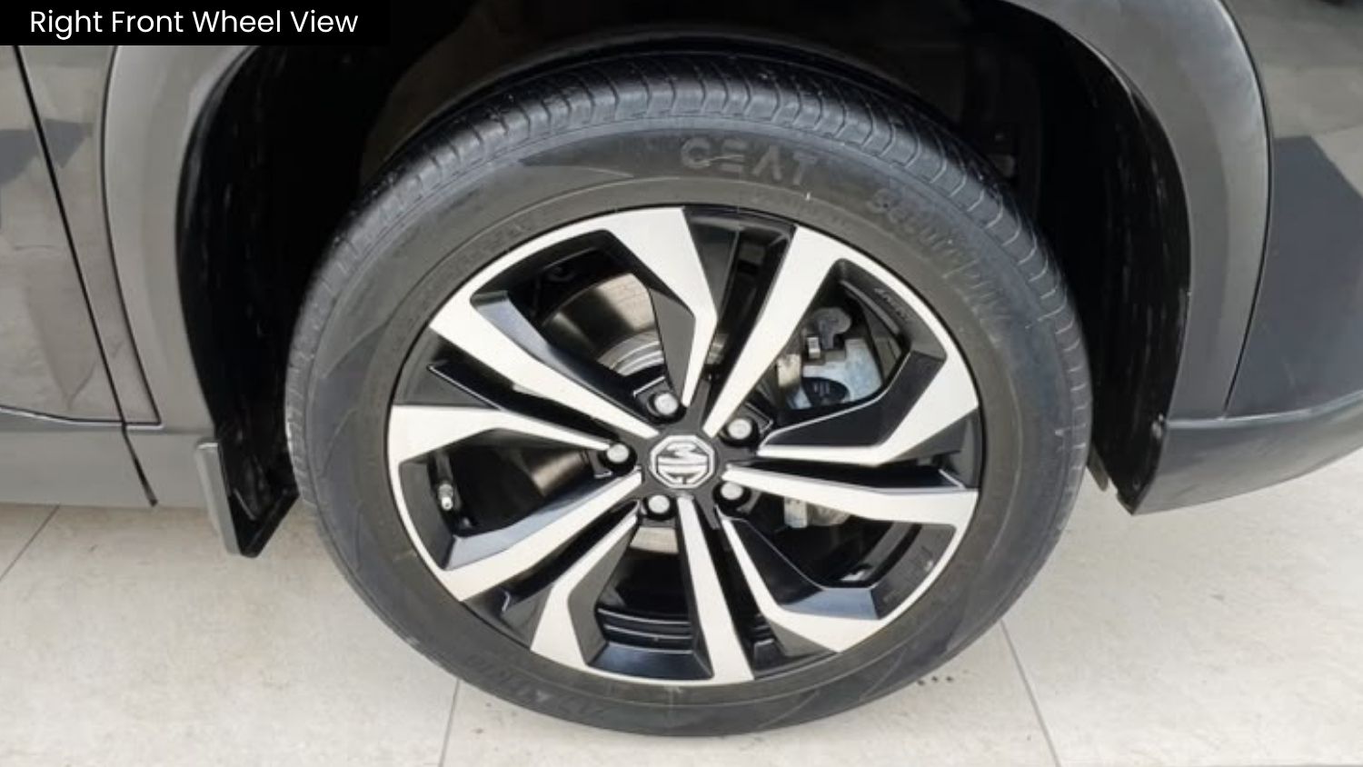 MG HECTOR PLUS - SAVVY PRO CVT – PANAROMIC SUNROOF - AUTOMATIC - 2024
