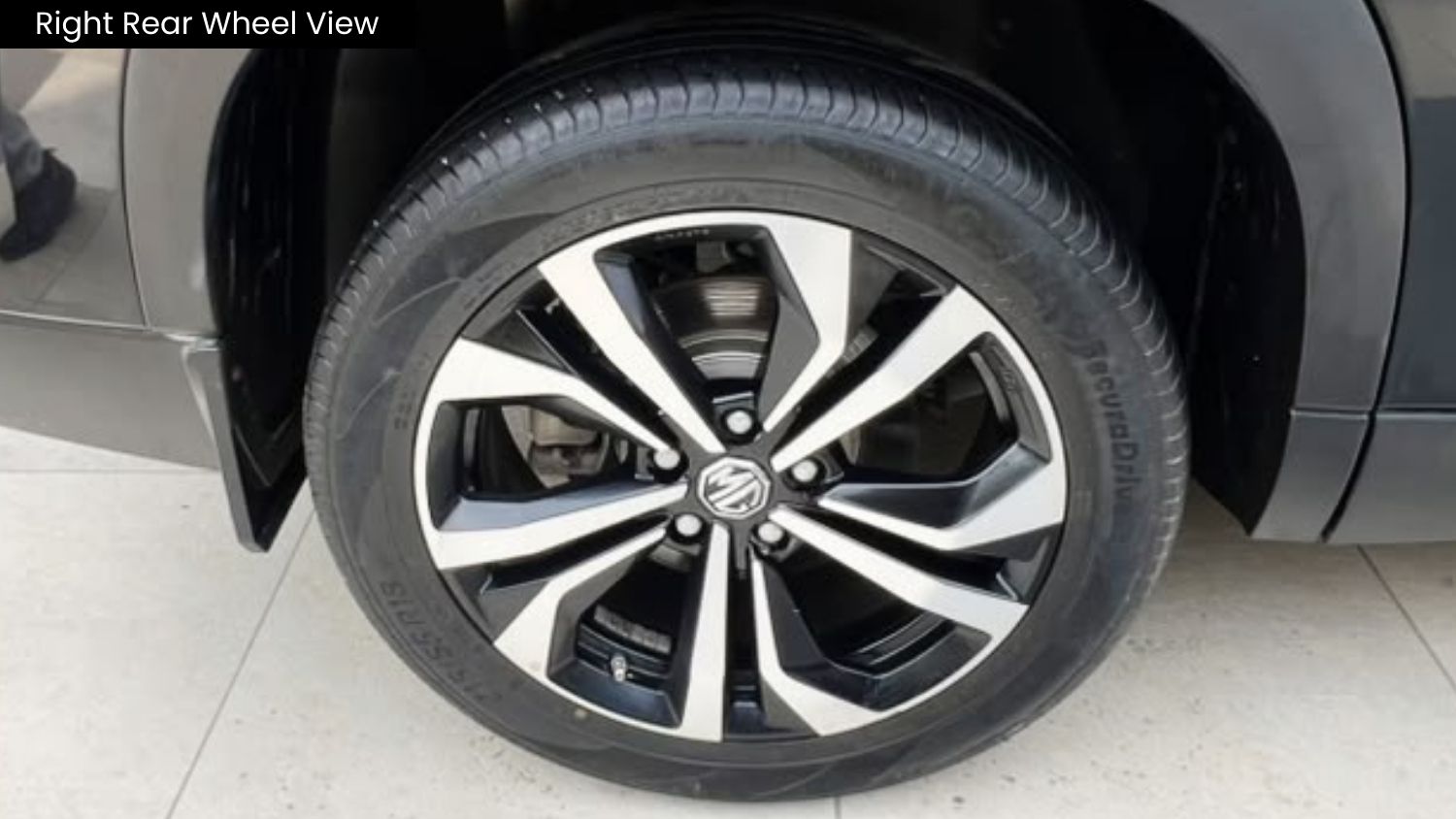 MG HECTOR PLUS - SAVVY PRO CVT – PANAROMIC SUNROOF - AUTOMATIC - 2024