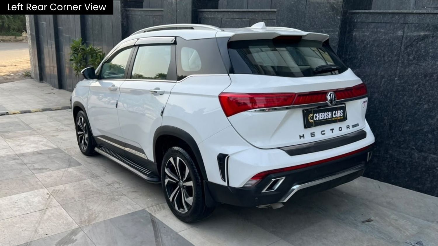 MG HECTOR PLUS - SAVVY PRO CVT – PANAROMIC SUNROOF - AUTOMATIC - 2023