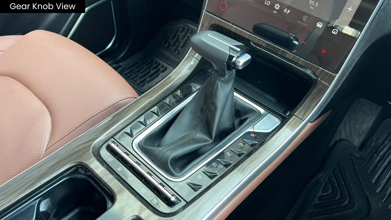 MG HECTOR PLUS - SAVVY PRO CVT – PANAROMIC SUNROOF - AUTOMATIC - 2023
