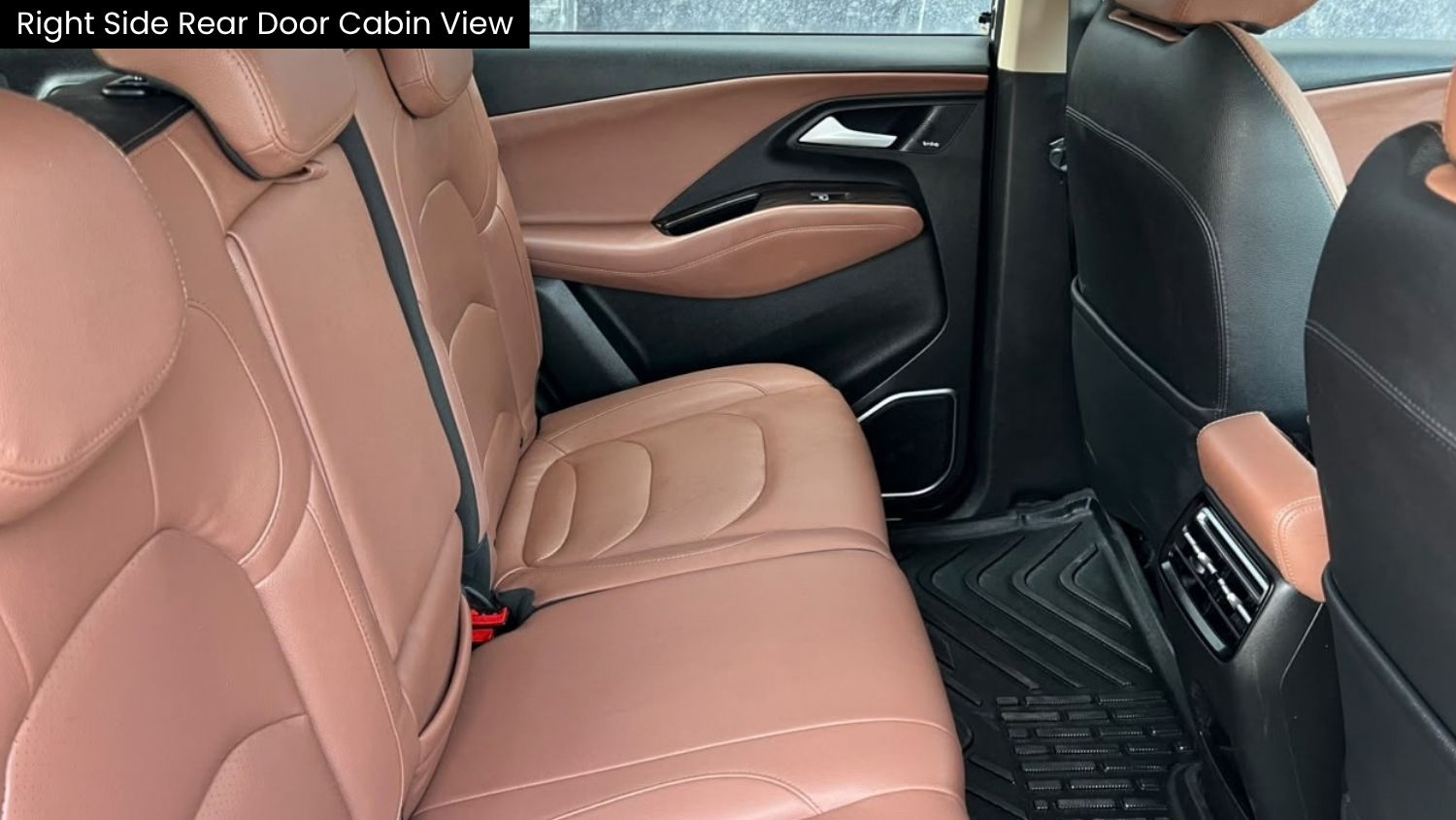 MG HECTOR PLUS - SAVVY PRO CVT – PANAROMIC SUNROOF - AUTOMATIC - 2023