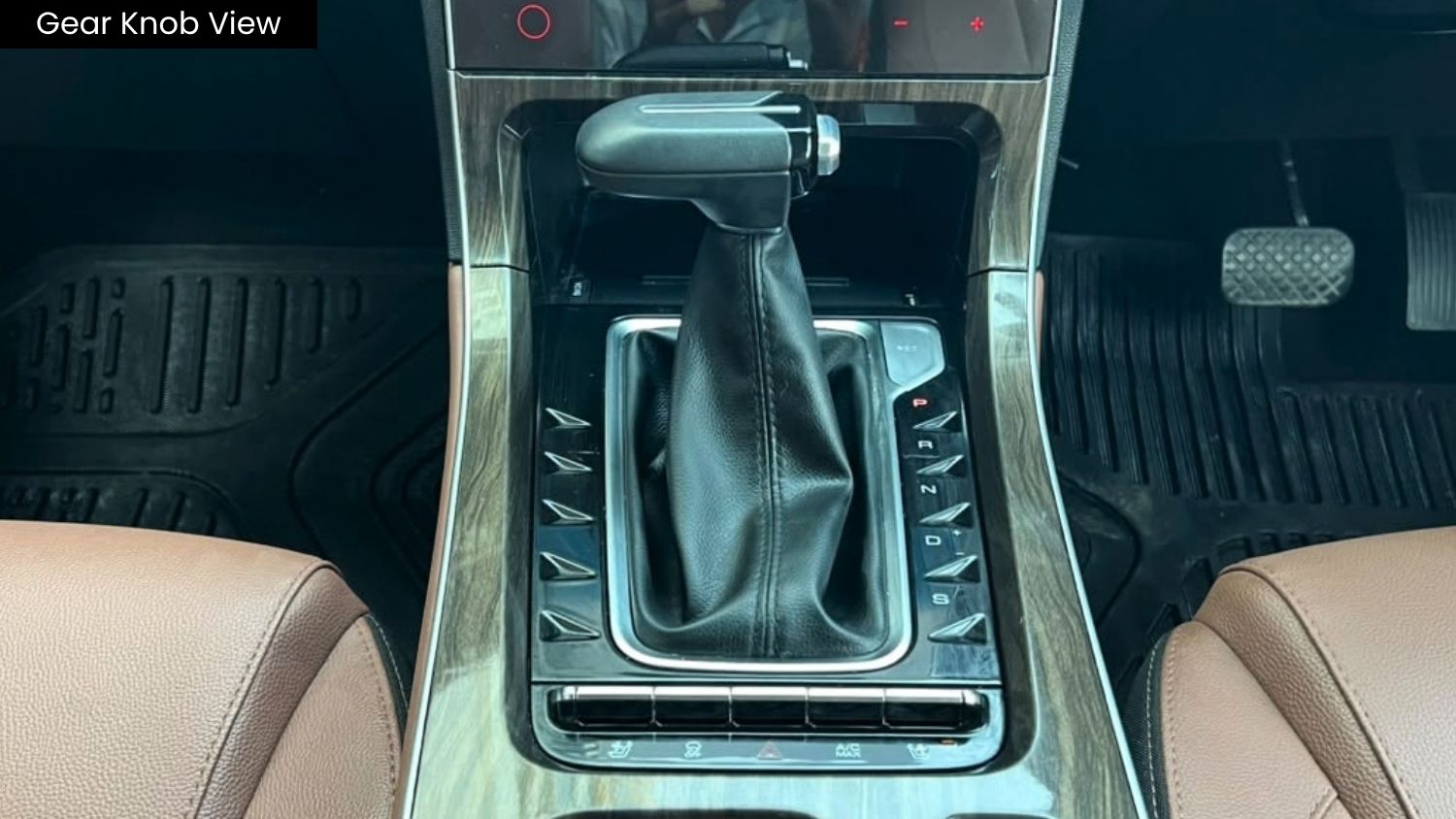 MG HECTOR PLUS - SAVVY PRO CVT – PANAROMIC SUNROOF - AUTOMATIC - 2023