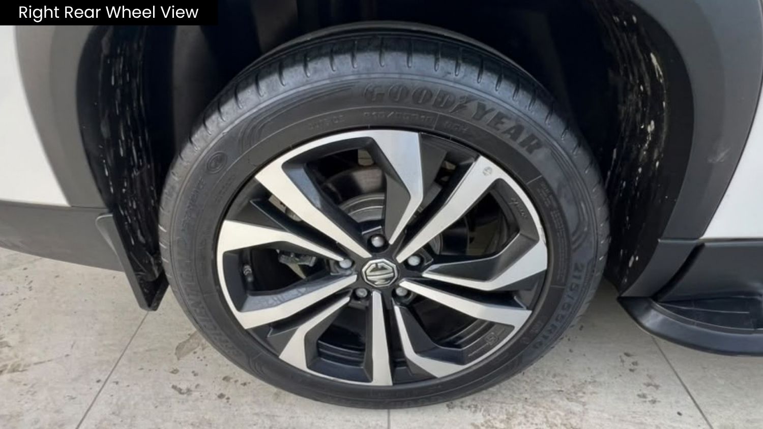MG HECTOR PLUS - SAVVY PRO CVT – PANAROMIC SUNROOF - AUTOMATIC - 2023