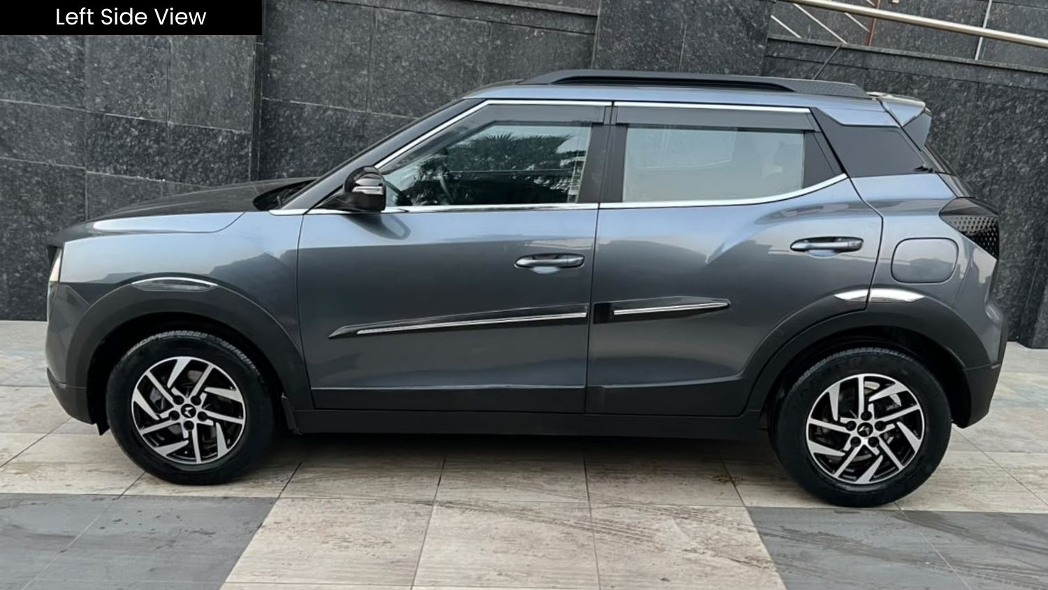 MAHINDRA XUV 3XO - AX5 - SUNROOF - 2024