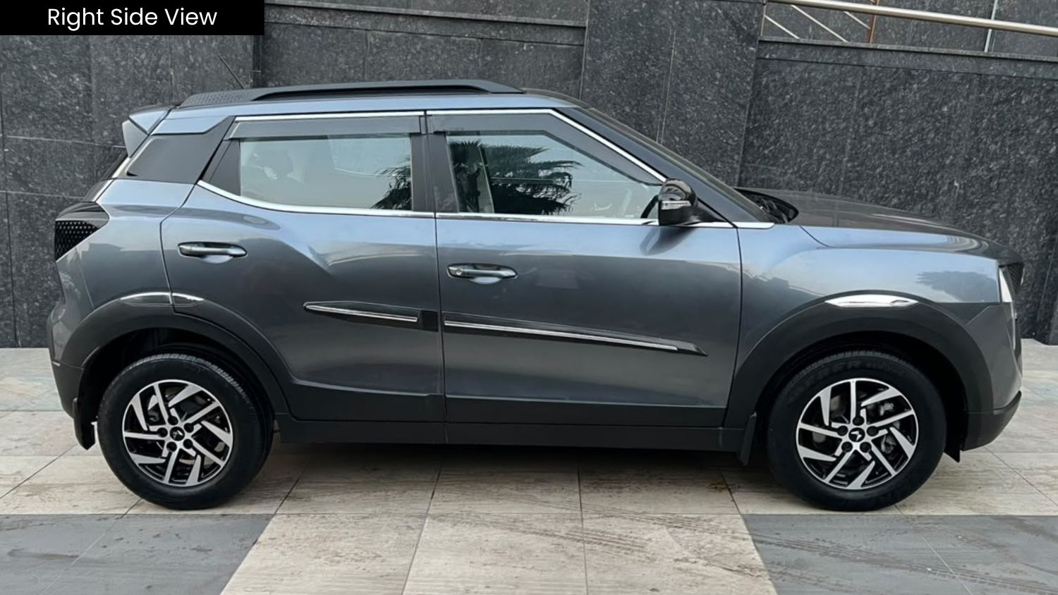 MAHINDRA XUV 3XO - AX5 - SUNROOF - 2024