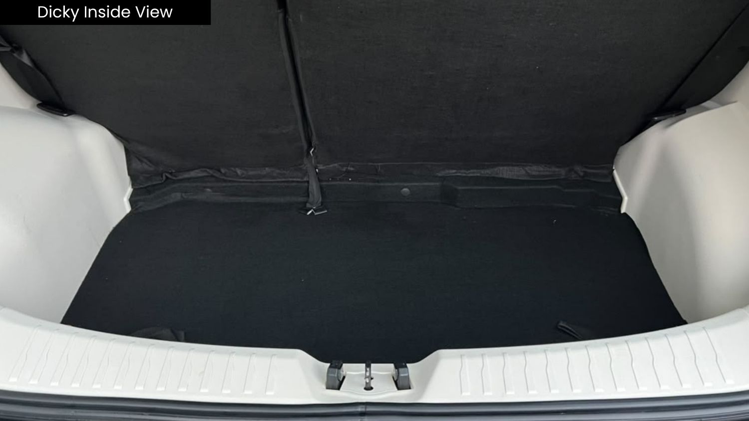 MAHINDRA XUV 3XO - AX5 - SUNROOF - 2024