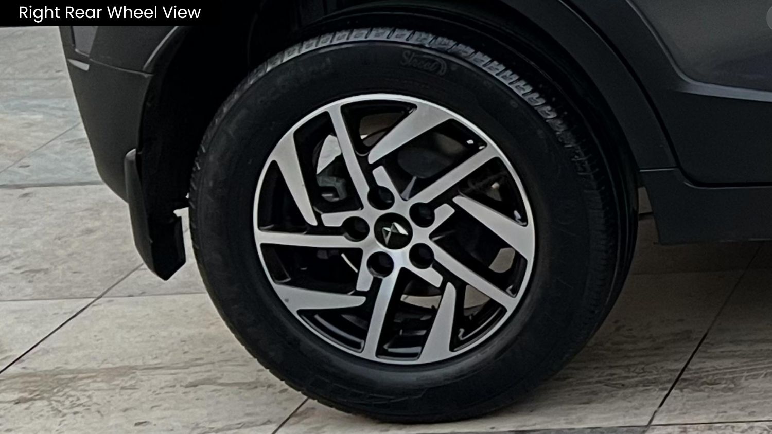 MAHINDRA XUV 3XO - AX5 - SUNROOF - 2024