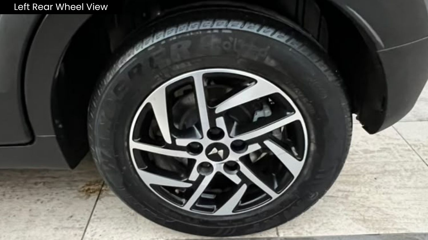 MAHINDRA XUV 3XO - AX5 - SUNROOF - 2024
